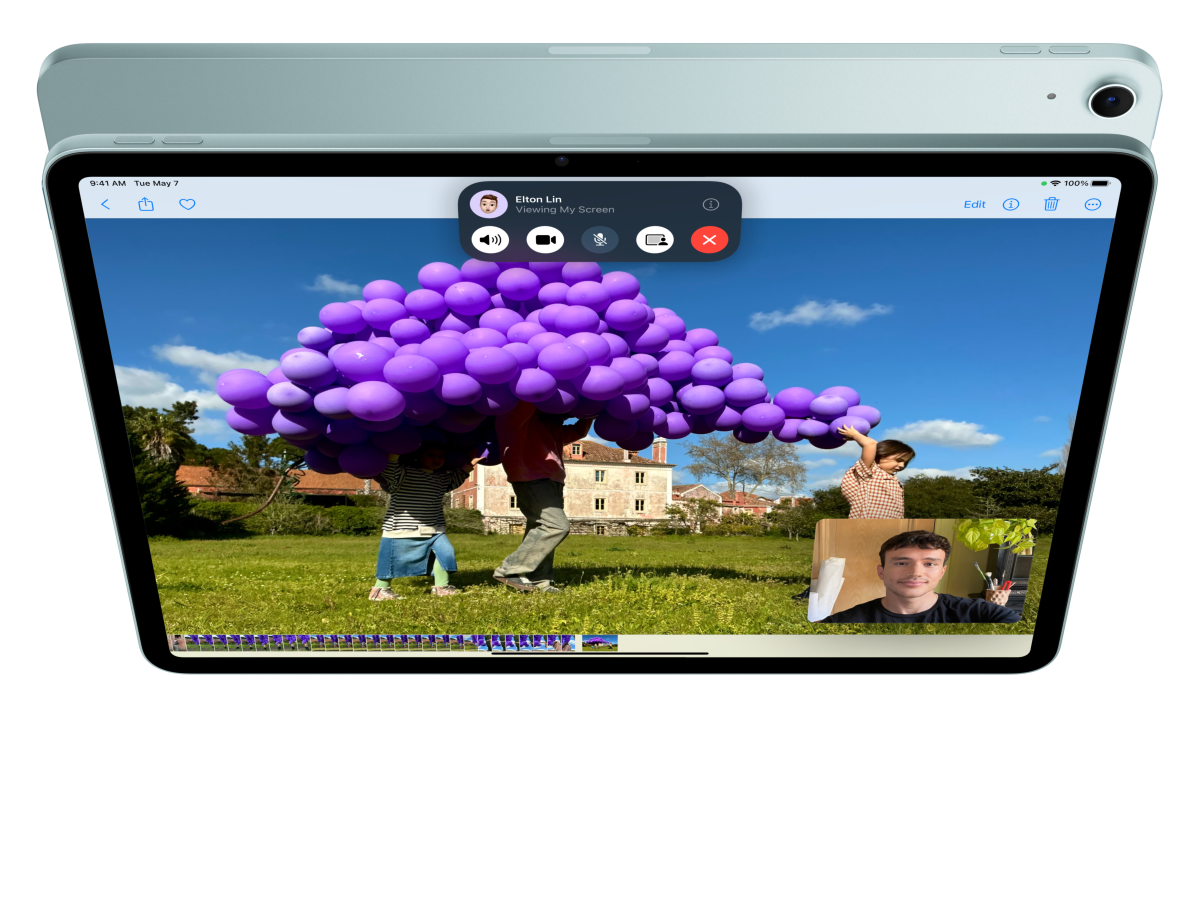 Animace přední strany iPadu Air, uživatel má spuštěný FaceTime a prohlíží si fotky, za zařízením je vidět zadní strana jiného iPadu Air