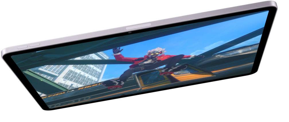 Un iPad Air in orizzontale che cade dall’alto, sullo schermo c’è una scena d’azione e in basso ci sono altri due modelli di iPad Air