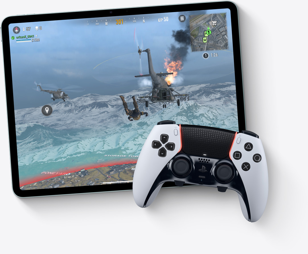 橫向放置的 iPad Air，使用者正在打電玩，畫面同時展示 Playstation 控制器。