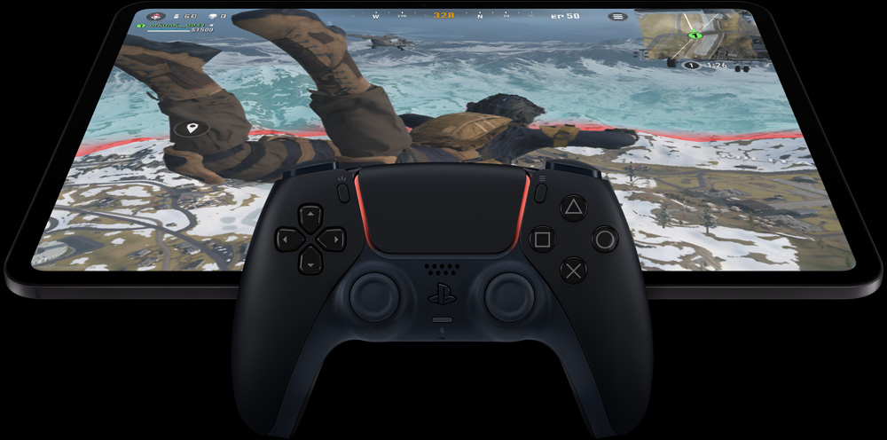 橫向放置的 iPad Pro 螢幕顯示一款電動遊戲的畫面，PlayStation 控制器放在 iPad 前方。