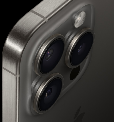 Bagsiden af iPhone 15 Pro vist ovenfra med fokus på titaniumbåndene